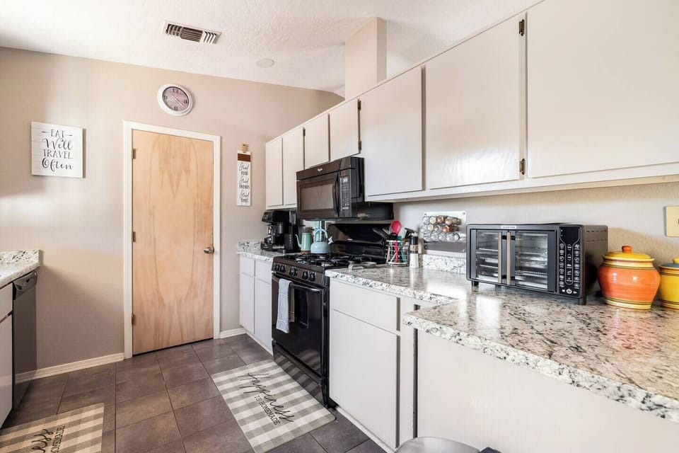 Fully equipped kitchen w/airfryer