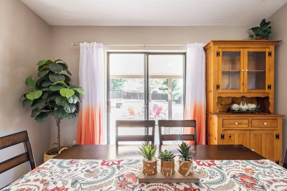 Dining w/slider to backyard