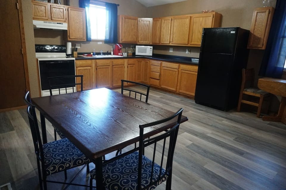 Full kitchen with table to fit 5