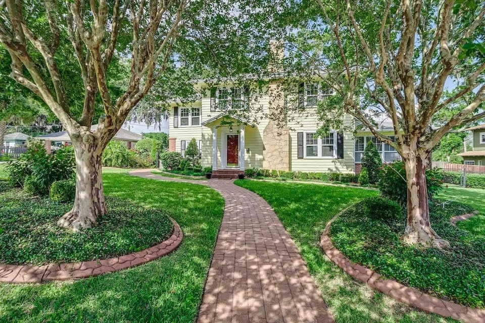 The exterior boasts beautiful landscaping and shaded trees. Just a short walk down the paved sidewalk, and two houses away, you’ll find the stunning Lake Hollingsworth, the most beautiful lake in Lakeland.
