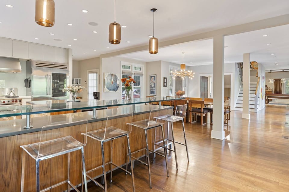 Open floor concept from kitchen to dining area