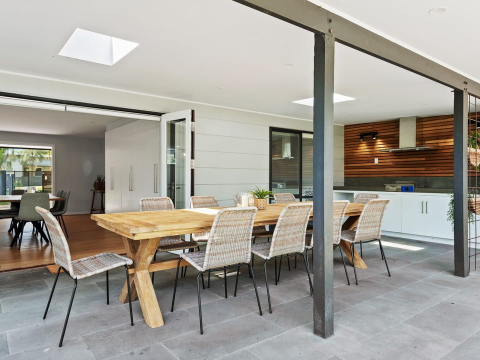 Big dining table that can caters everyone