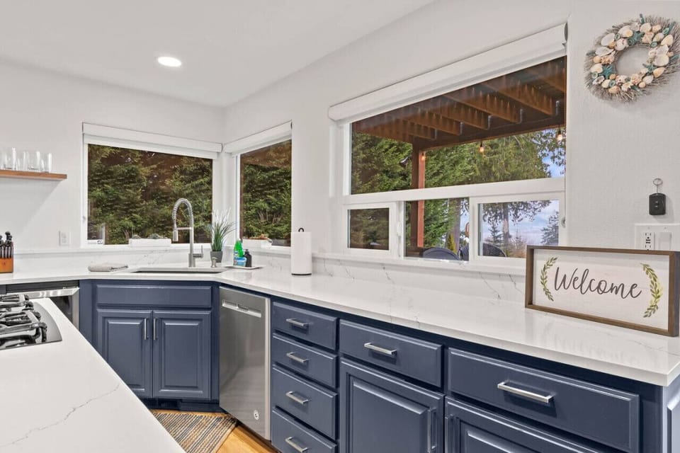 So much space to prepare your favorite meal!