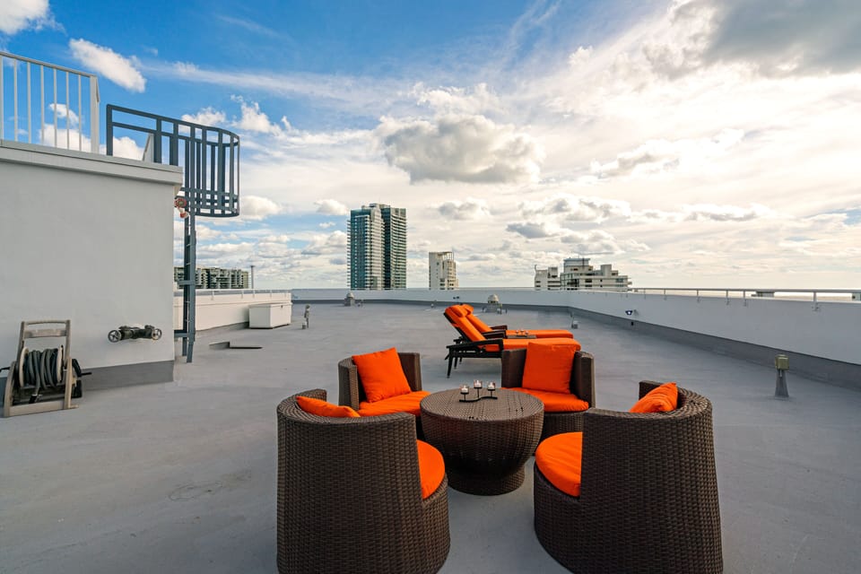 DECK SITTING AREA2