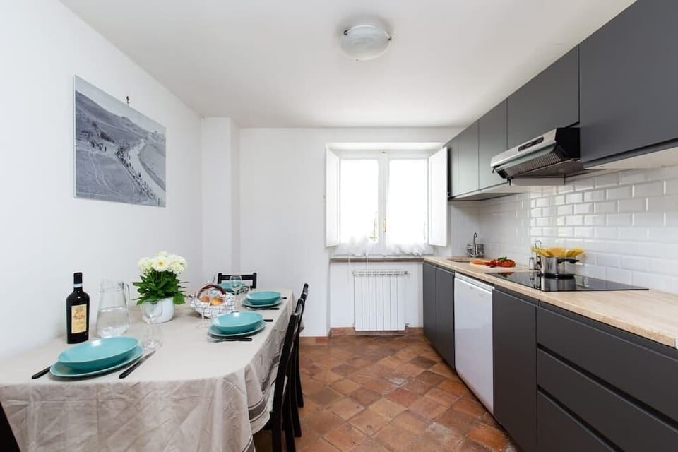 Fully equipped kitchen with dining table