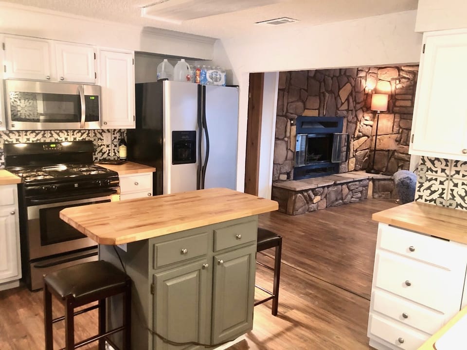 Charming kitchen w 2 seat island and breakfast nook that can seat 6 or more.