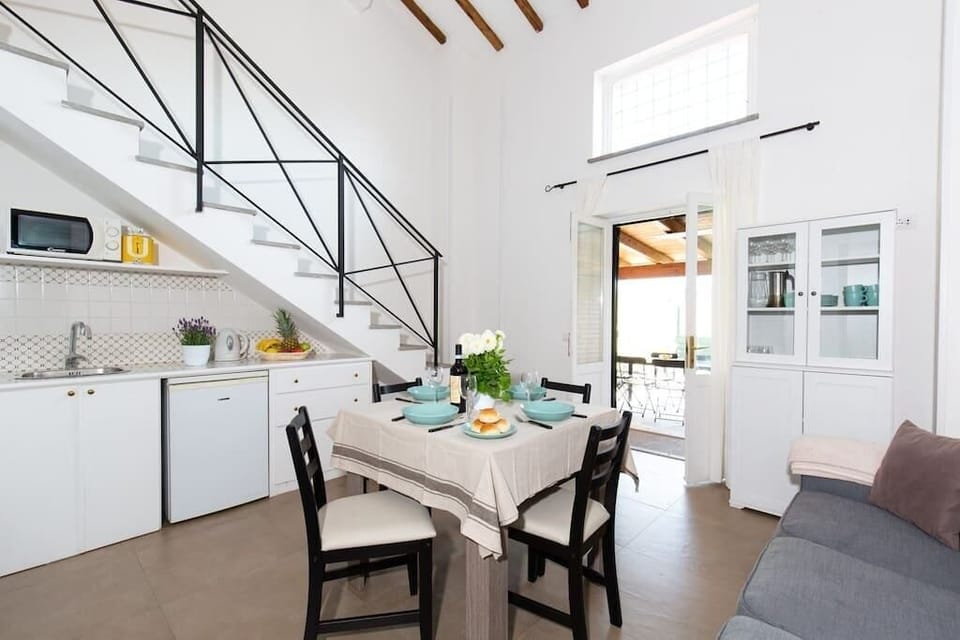 Living area with fully equipped kitchen, sofa and TV with Netflix
