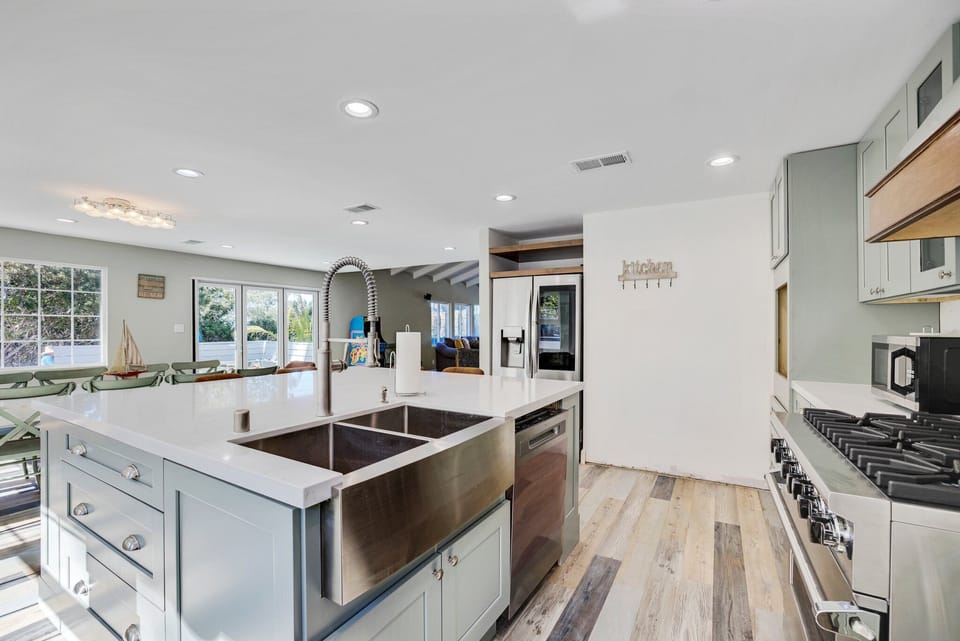 50/50 farmhouse sink and lots of counter space 