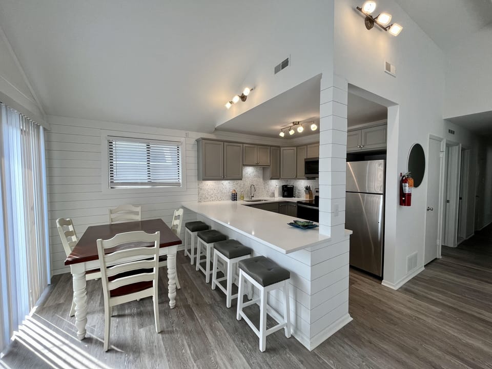 Eat-In Kitchen with Seating for 8