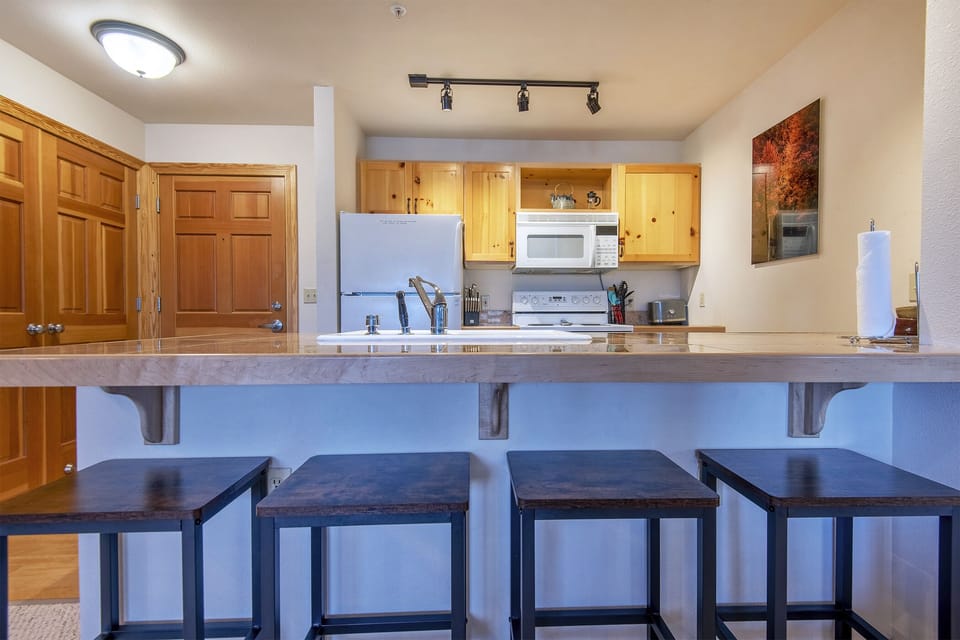 And additional Seating for 4 at the Kitchen Counter