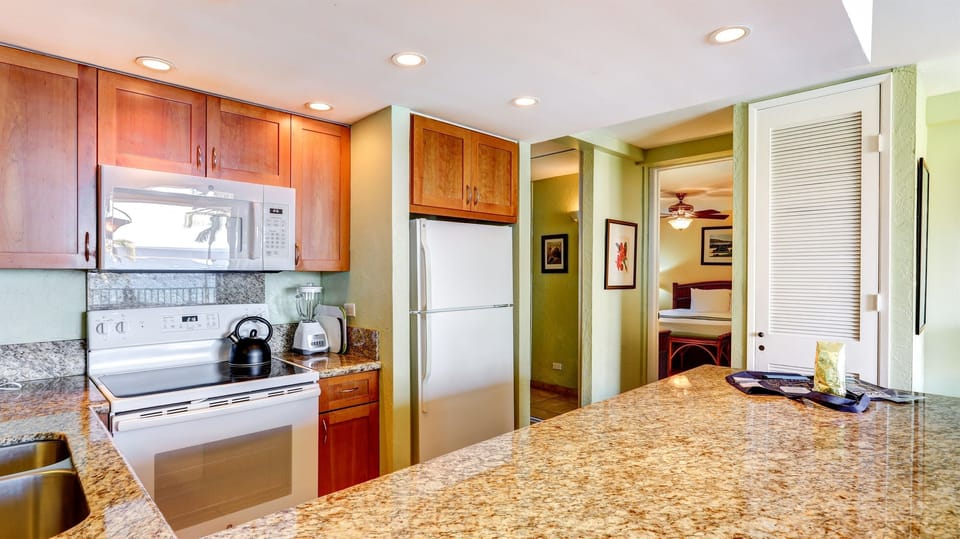 Granite Counter tops and washer/dryer in unit