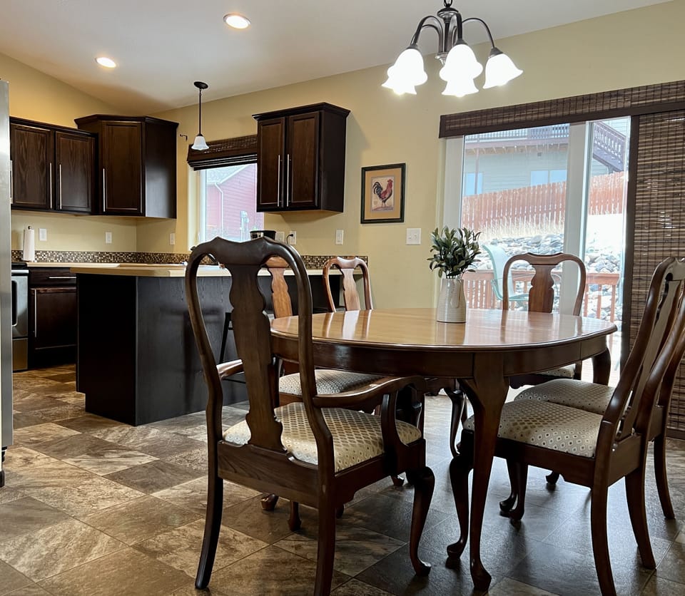 Seating for 6 at the dinning  table 