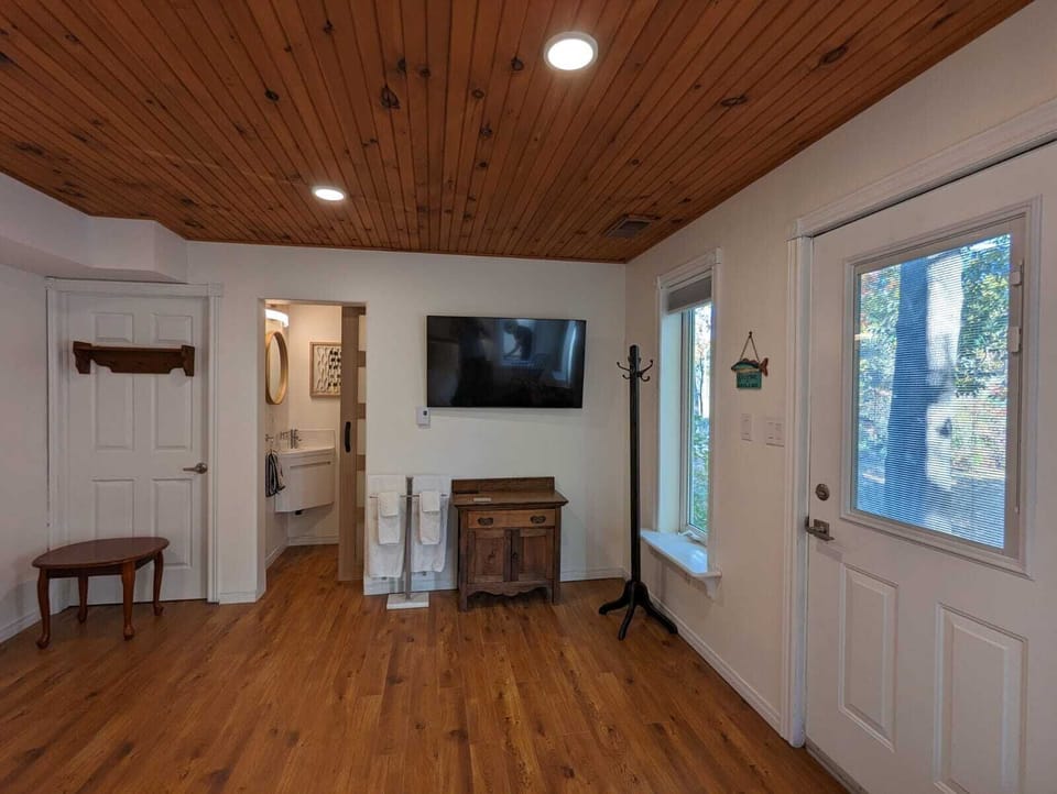 4th bathroom (2 piece)
