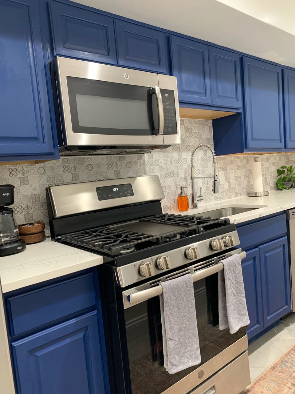 Coffee-maker, pots, pans, dishes, silverware, and more! Make a meal or a snack!