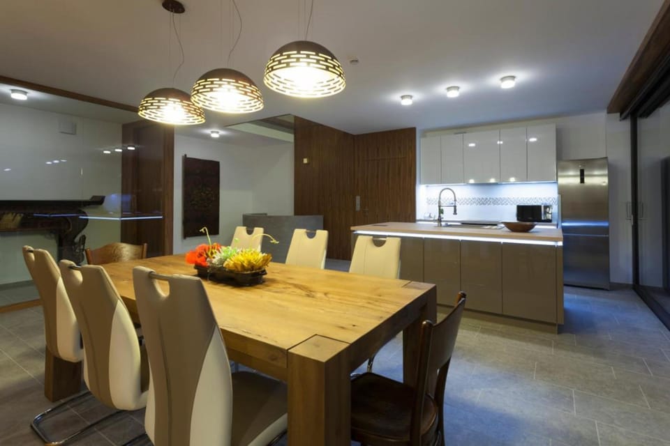 View toi the kitchen from the dining room