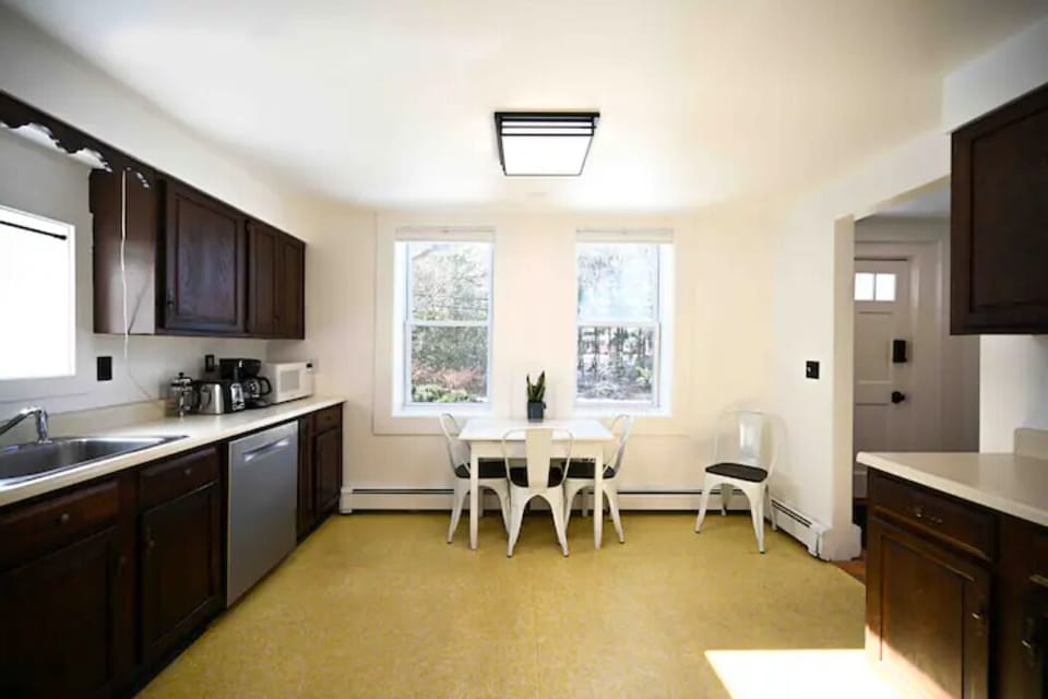 Dinning Area: 1st Floor