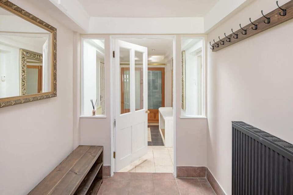 Ground floor: Entrance hallway