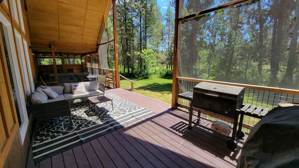 Back Deck w/ BBQ & Outdoor Seating