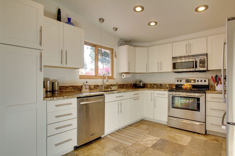 Fully Equipped Kitchen | Keurig Coffee Maker | Blender | Ice Maker