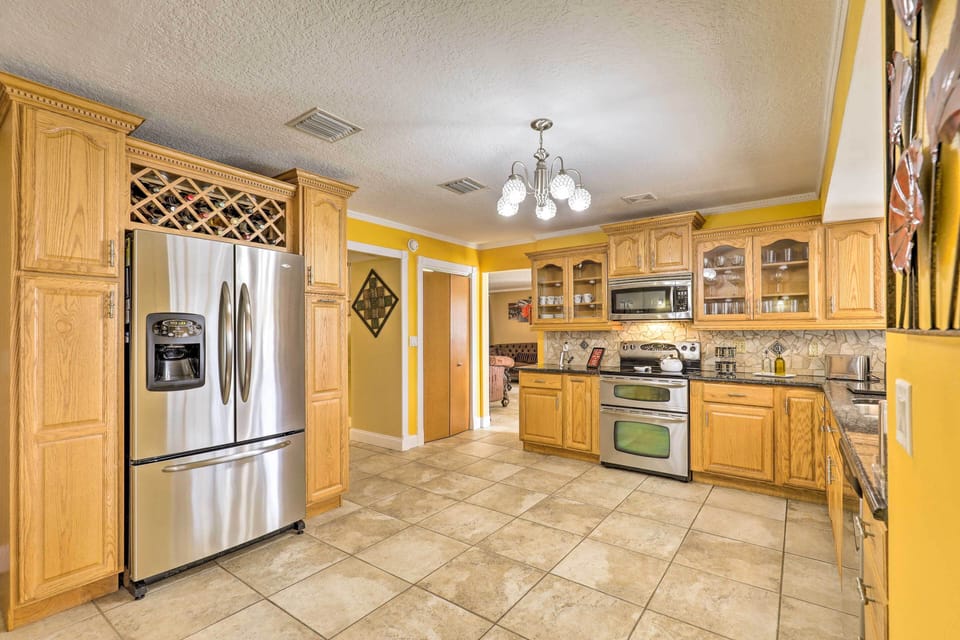 Kitchen | Fully Equipped w/ Stainless Steel Appliances | Microwave | Toaster