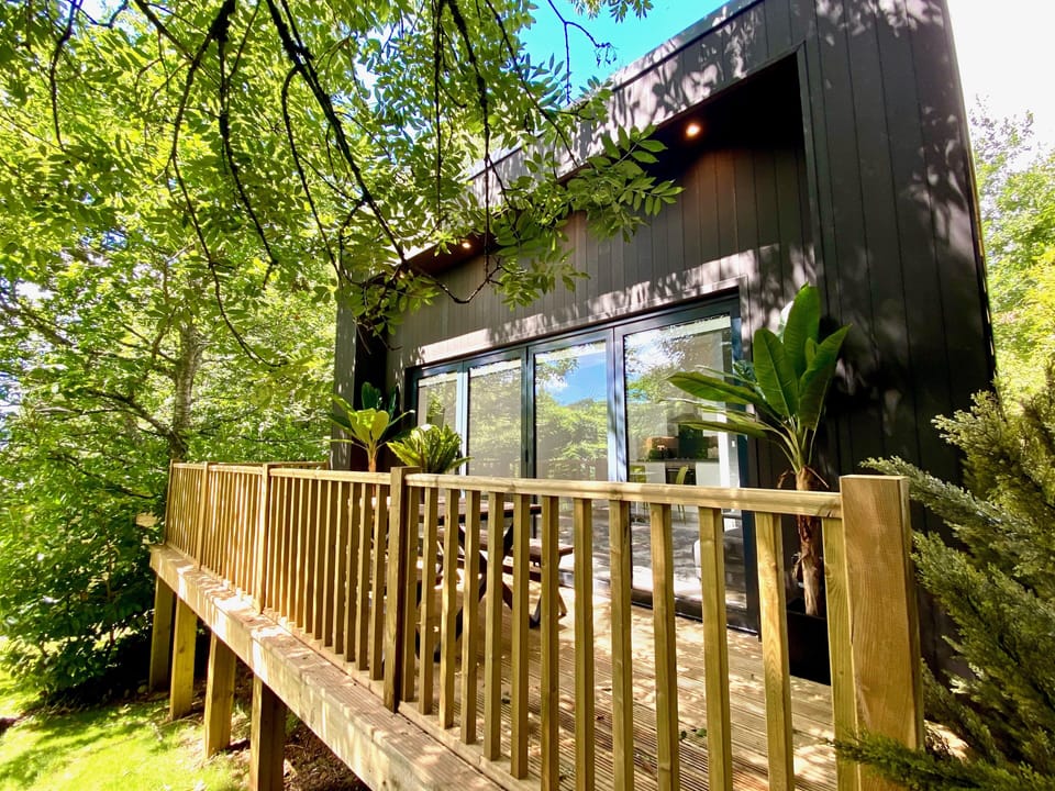 Sunridge Cube 2 with Hot Tub & Giant Home Cinema Cabin in England