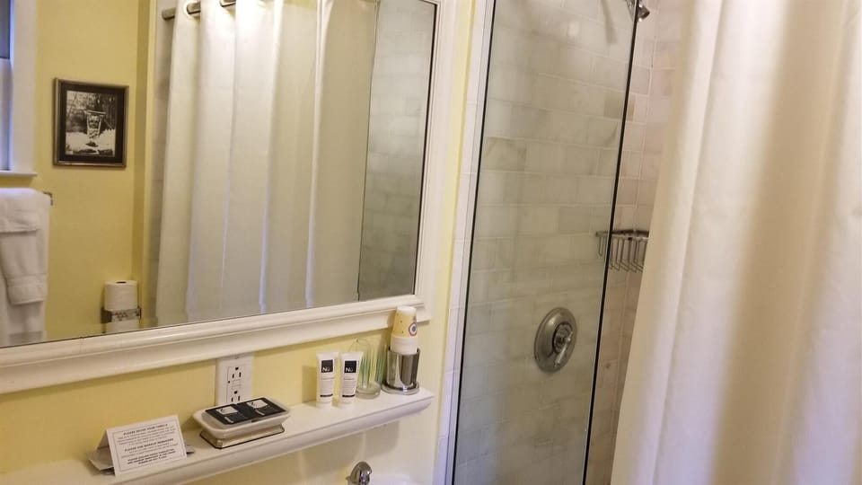 Garden Suite bathroom