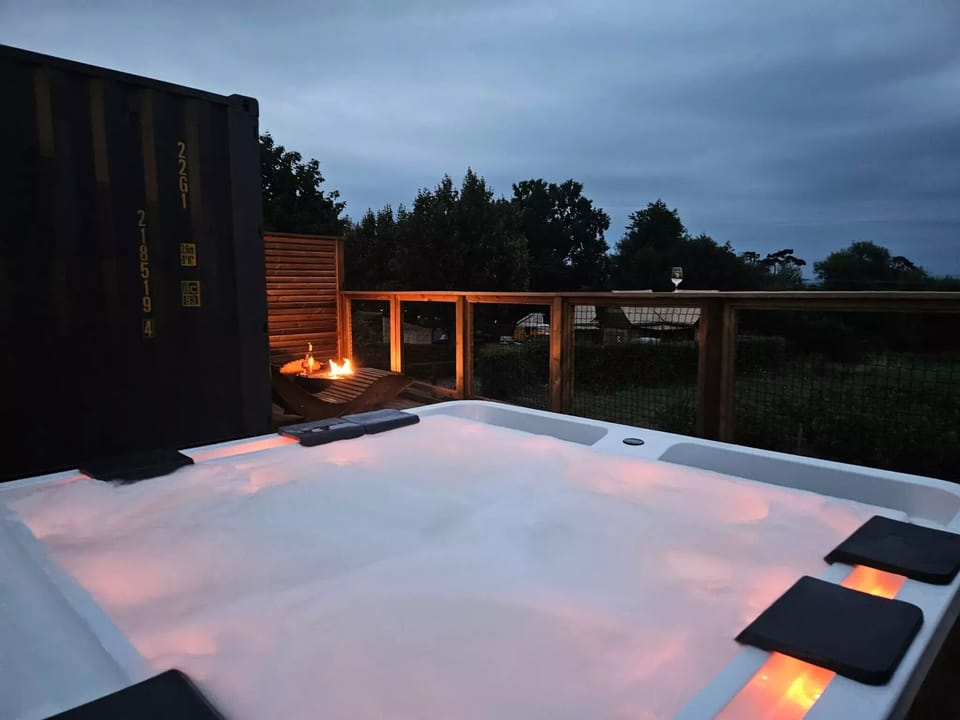 Outdoor spa tub