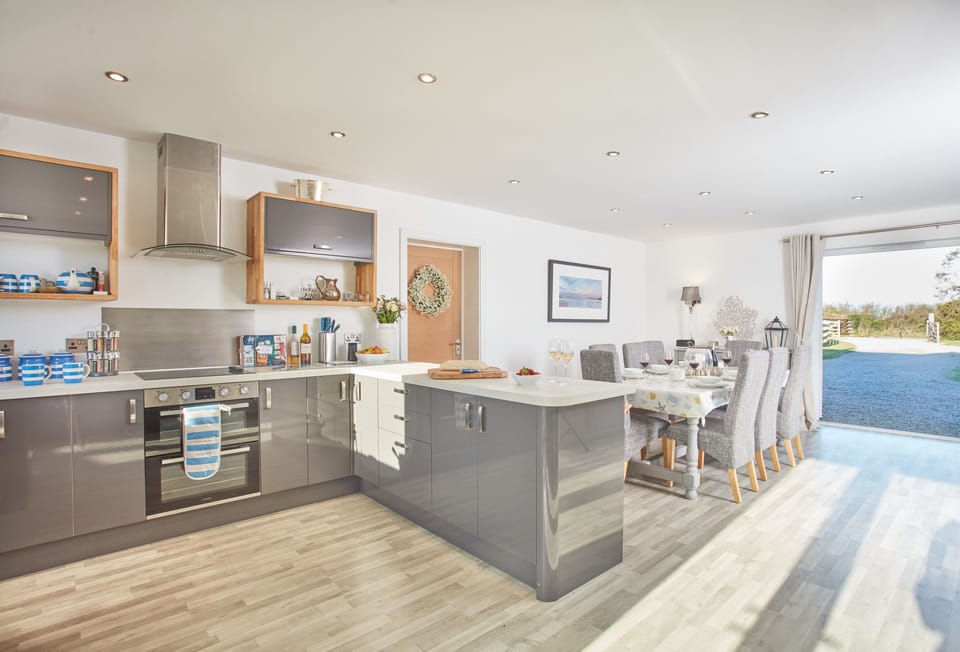 Treveth Lowen, St Minver. Ground floor: Kitchen with stunning dining area and french doors to outside