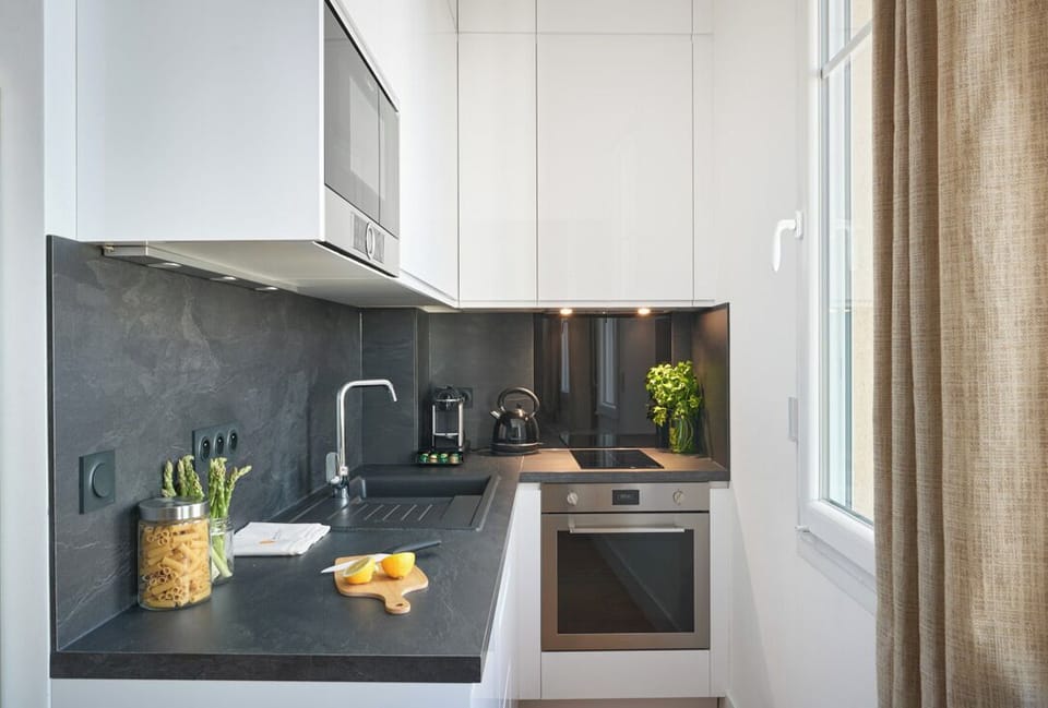 Modern, fully equipped kitchen