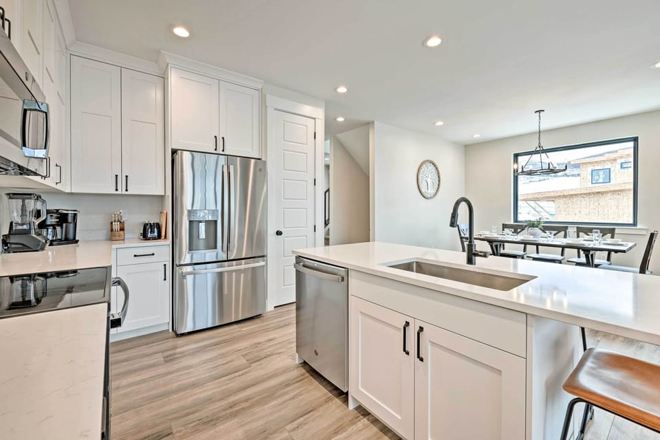 Kitchen | Fully Equipped w/ Cooking Basics