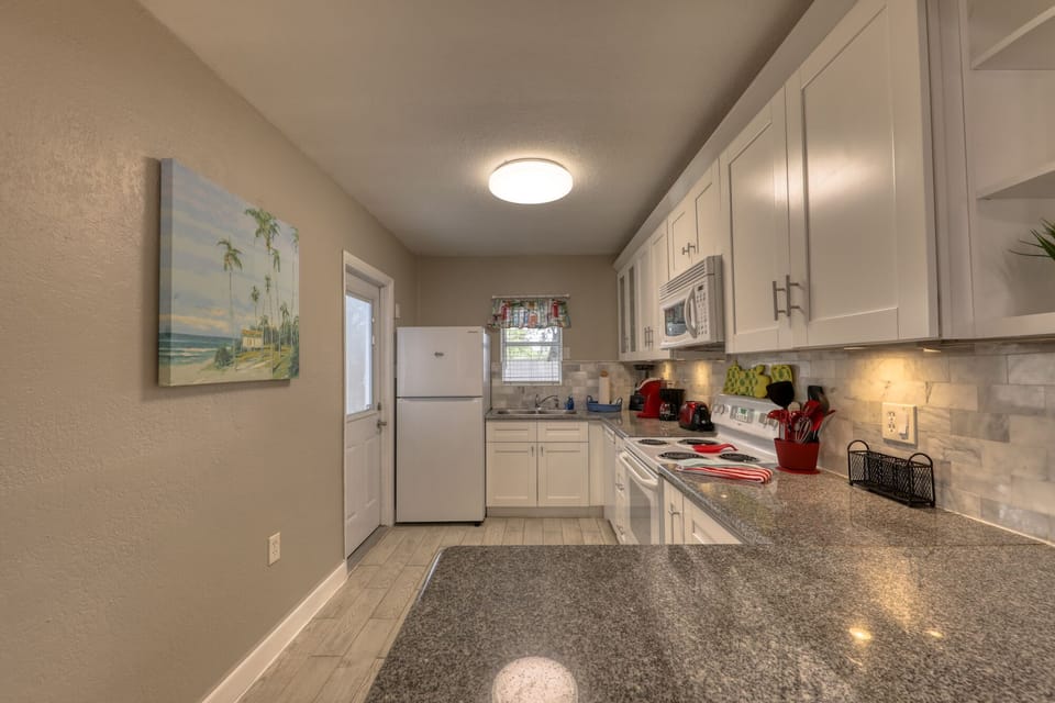 Lots of counter space in the kitchen 