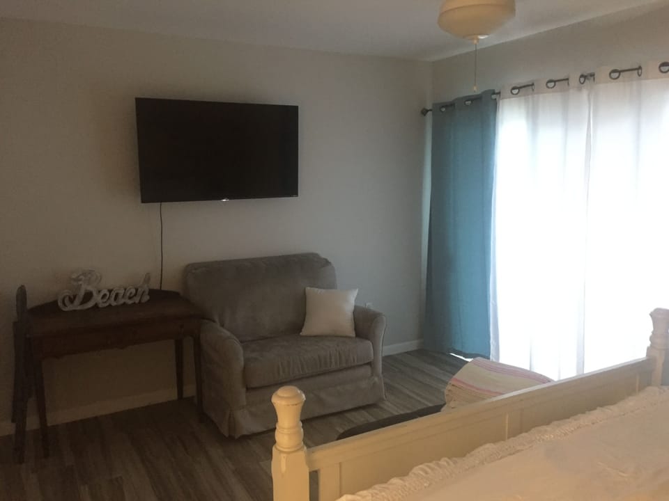 Smart tv, desk and oversized chair 