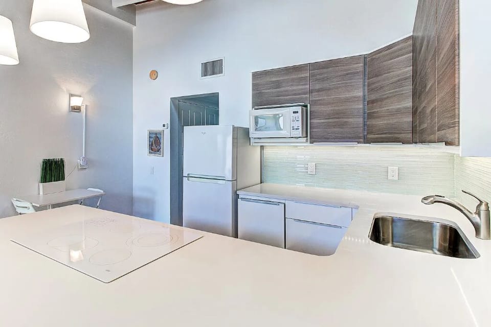 Full kitchen with all cookware included