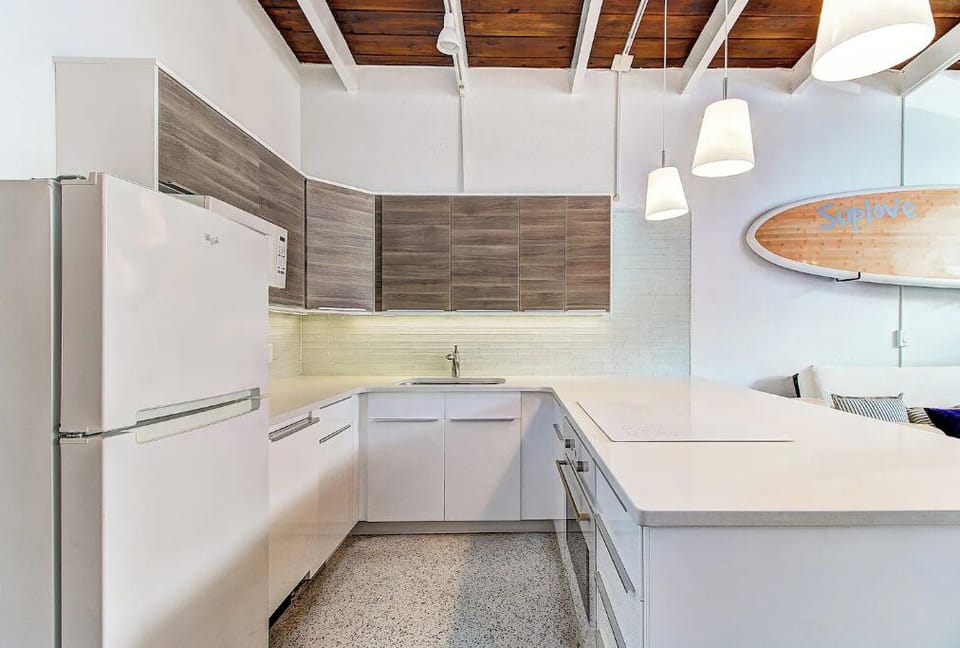 Full kitchen with all cookware included