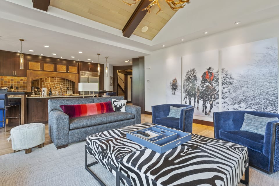 Home Decor, Furniture, Indoors, Living Room, Couch