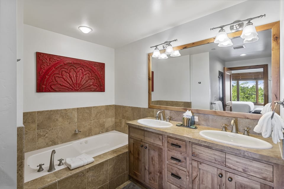 Sink, Sink Faucet, Indoors, Lamp, Bathtub
