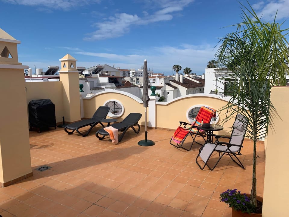 sunbeds on the top floor - Gotonerja