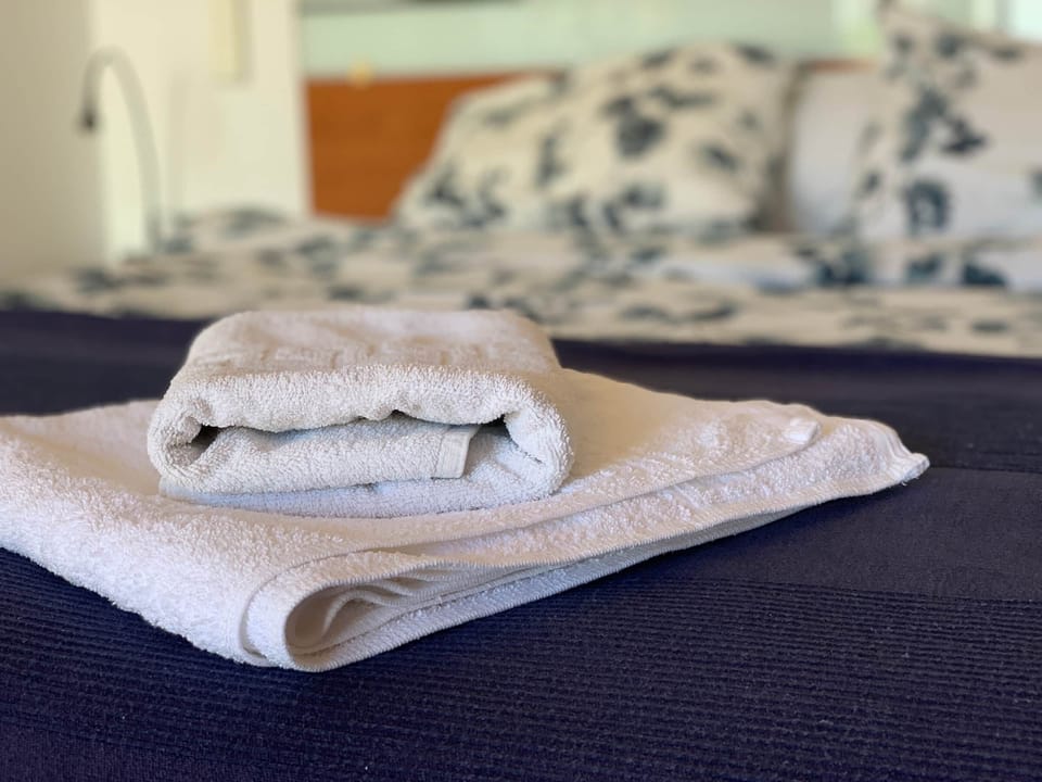 towels and bed - Gotonerja
