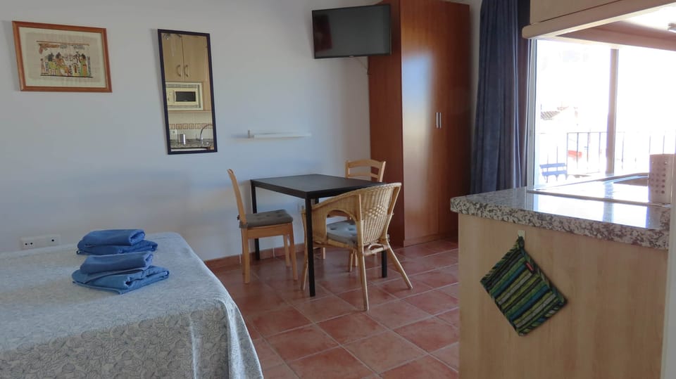 dining table and bed - Gotonerja