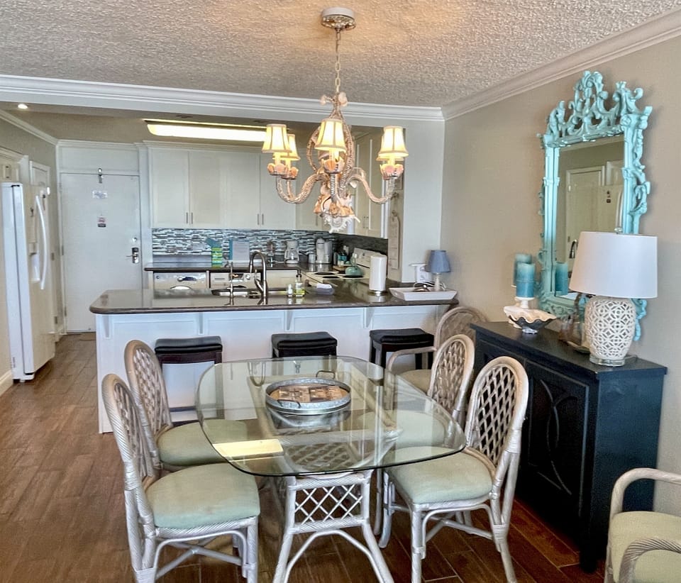 Kitchen & Dining
