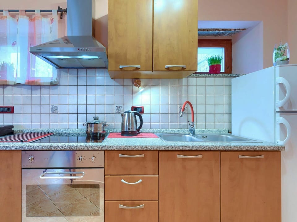 Countertop, Cabinetry, Kitchen Sink, Building, Property, Tap, Sink, Furniture, Kitchen, Wood