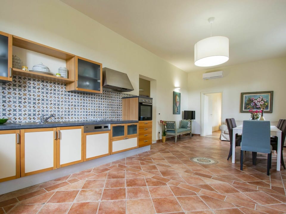 Cabinetry, Countertop, Furniture, Wood, Flooring, Building, House, Interior Design, Houseplant, Floor