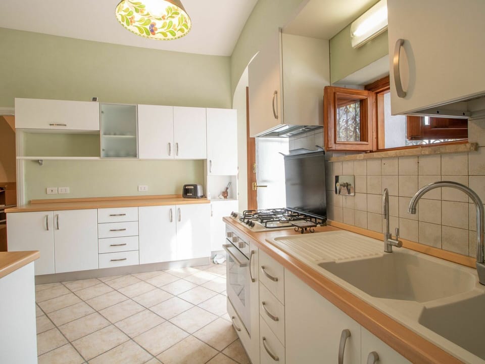 Cabinetry, Furniture, Countertop, Sink, Kitchen Sink, Property, White, Building, Drawer, Tap