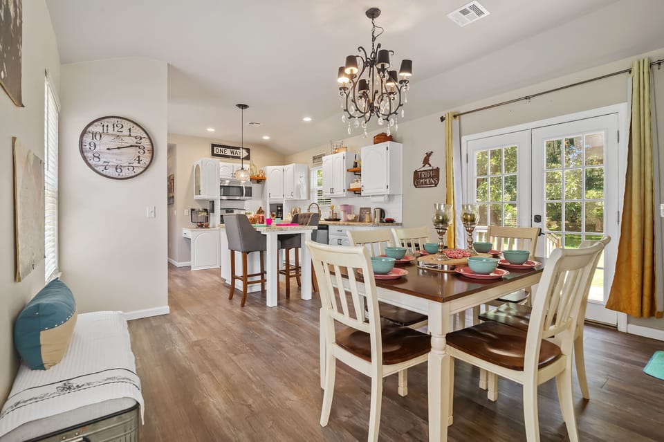 Beautiful spacious kitchen and dining area /room for eight to dine