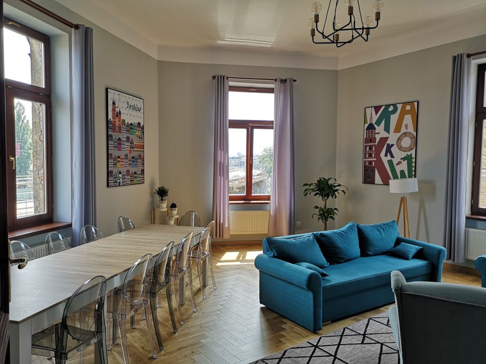 Living room with a huge table for 12 guests. There is TV