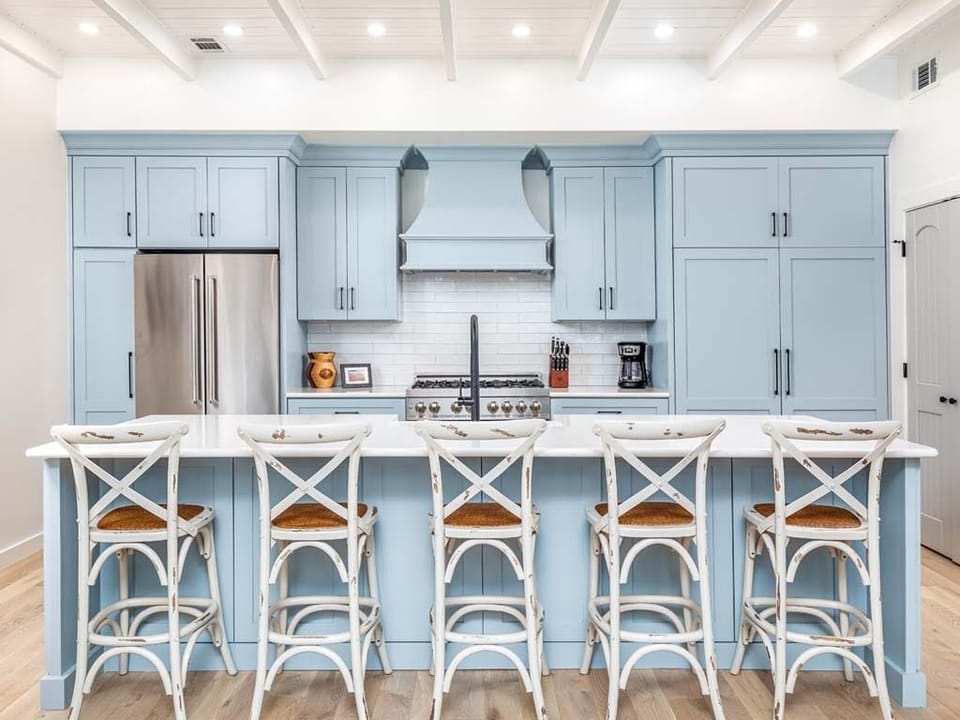 Custom fully equipped kitchen with Breakfast bar seating for 5