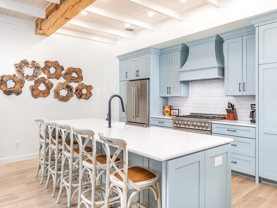 Custom fully equipped kitchen with Breakfast bar seating for 5