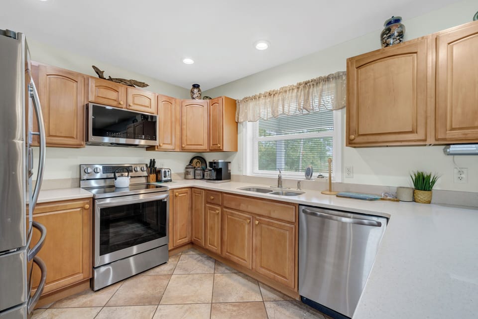 Stainless Appliances make mealtime a bay breeze.