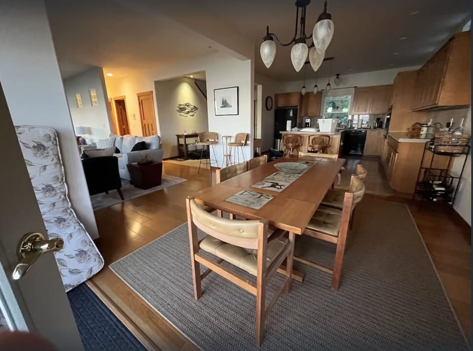 Dining space for six with additional seating at the kitchen island