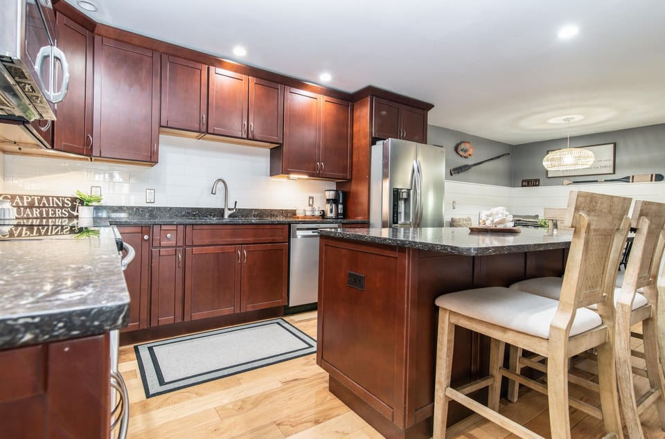 Full kitchen with island 